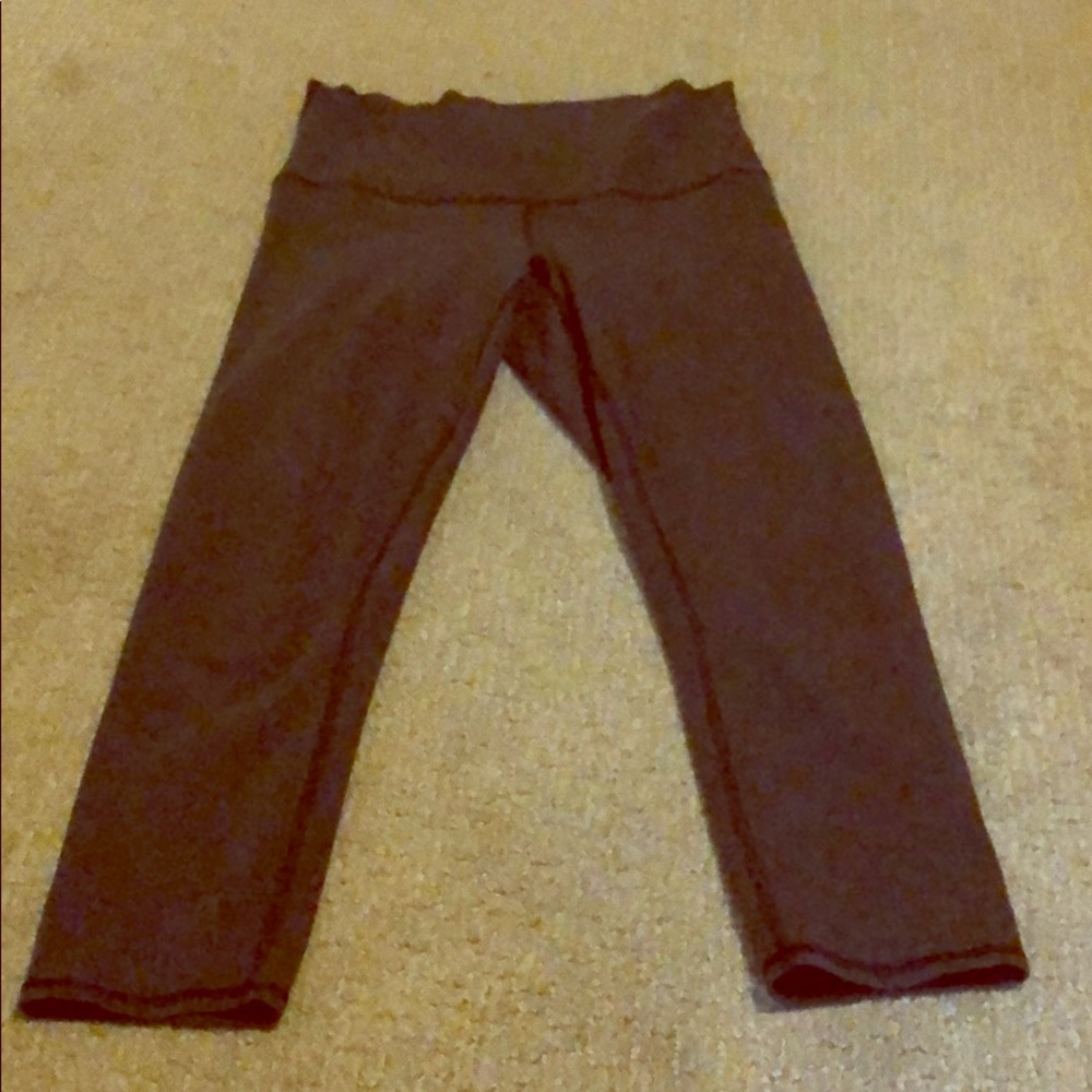 Lululemon grey cloth leggings, great condition.